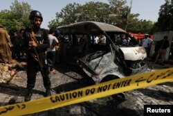 巴基斯坦卡拉奇大学内的中国孔子学院入口处发生一起针对中国人的汽车爆炸,警察正在检查现场。(2022年4月26日)