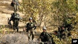 资料照:2007年11月8日,星期四,土耳其士兵在土耳其和伊拉克边境的锡尔纳克省巡逻。(美联社)