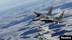 Архівне фото: польські МіГ-29 та італійські Eurofighter Typhoon під час навчань в 2015 році. REUTERS/Інтс Калнінс