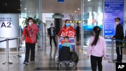 Người Việt chạy lánh cuộc chiến ở Ukraine đoàn tụ với gia đình ở Hà Nội, 8/3/2022.