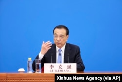 中国总理李克强在北京人大会堂全国人大会议闭幕后举行的记者会上讲话。(2022年3月11日)