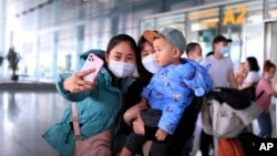 Người Việt chạy lánh cuộc chiến ở Ukraine đoàn tụ với gia đình ở Hà Nội, 8/3/2022.