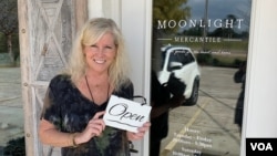 丽莎·阿什(Lisa Ash)站在路易斯安那州曼德维尔的商店前。像许多担心经济衰退的美国人一样,62岁的阿什说: “经济在很大程度上影响了我们这些准备退休的人。(美国之音海恩斯摄)