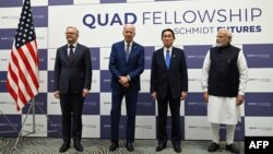 资料照片:美国总统乔·拜登、日本首相岸田文雄、印度总理纳伦德拉·莫迪和澳大利亚总理安东尼·阿尔巴尼斯在东京举行的四方安全对话峰会上合影。(2022年5月24日)