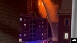 Hình ảnh trích từ video cho thấy nhân viên cứu hỏa phun nước vào đám cháy tại một tòa nhà dân cư ở Urumqi thuộc Khu Tự trị Uighur Tân Cương nằm ở miền tây của Trung Quốc, ngày 24 tháng 11 năm 2022.