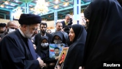 伊朗总统莱希在德黑兰在与在伊朗抗议期间被打死的伊朗安全部队人员家属会面。(2022年12月9日)