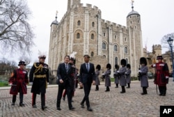 英国首相苏纳克(中)与日本首相岸田文雄抵达伦敦塔签署两国防务协议。(2023年1月11日)