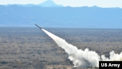 资料照片:来自俄克拉荷马州锡尔堡的美国陆军第31防空炮兵旅第3团第4营第1连的军人在新墨西哥州的麦格雷戈靶场设施训练期间发射一枚爱国者导弹。(2014年12月14日)