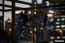 资料照:中国工人在上海一处建筑工地工作。 (2022年10月13日)