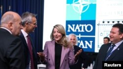 加拿大外长乔利(左三)在布加勒斯特举行的北约外长会议上与北约秘书长斯托尔滕贝格交谈。(2022年11月30日)