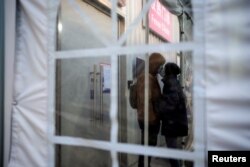 上海一对情侣在一所医院的发热门诊里亲吻。(2022年12月23日)