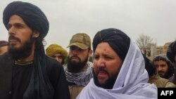 塔利班官员在阿富汗帕尔旺省观看对犯人的公开鞭笞（2022年12月8日）