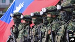 台湾士兵在高雄举行抗击中国军队入侵的军演。(2023年1月11日)