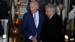 美国总统拜登抵达墨西哥,在机场受到墨西哥总统奥布拉多尔的迎接(2023年1月8日)