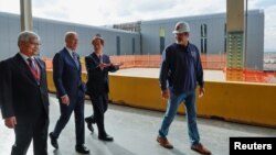 美国总统拜登2022年12月6日到亚利桑那州出席台积电建厂扩产仪式时与公司董事长刘德音交谈。(路透社)