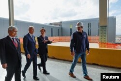 美国总统拜登2022年12月6日到亚利桑那州出席台积电建厂扩产仪式时与公司董事长刘德音交谈。(路透社)