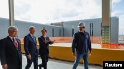 美国总统拜登2022年12月6日到亚利桑那州出席台积电建厂扩产仪式时与公司董事长刘德音交谈。(路透社)