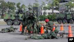 2023年1月6日,台湾总统蔡英文在嘉义的一个军事基地视察时,台湾士兵进行演练。(照片由台湾总统府提供)