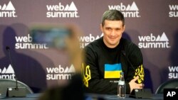 资料照片:乌克兰数字化转型部长费多罗夫在葡萄牙里斯本举行的网络峰会期间参加一次记者会。(2022年11月3日)