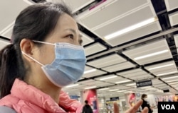 老家在宁波、年约40多岁的香港市民Teresa眼泛泪光接受传媒访问,对中港两地通关感到心情激动,希望尽快回家探望几年没见、患上肠癌的父亲 (美国之音/汤惠芸)