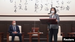 资料照:台湾总统蔡英文在台北会晤到访的澳大利亚前总理托尼·阿博特(Tony Abbott)。(2021年10月7日)