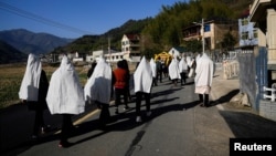 中国浙江桐庐县的一家人在给刚刚离世的一位亲人送葬。(2023年1月9日)