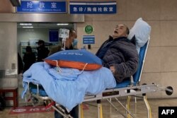 重庆医科大学附属医院急诊室内的新冠病人。(2022年12月22日)