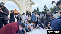 多个公民团体12月4日齐聚台北自由广场前,声援中国的“白纸革命” (美国之音特约记者金谷摄)