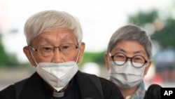 资料照 - 香港荣休主教陈日君(Cardinal Zen,前立者)2022年11月25日前往西九龙裁判法院领回自己旅行文件,从而可以短暂离港,前往梵蒂冈,参加荣休罗马天主教教宗本都十六世的葬礼。陈日君在西九龙裁判法院外回答记者提问。