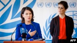 在联合国人权理事会在联合国日内瓦总部就伊朗局势召开特别会议期间,德国外长贝尔伯克与冰岛外长吉尔法多蒂尔站在一起,回答记者提问。(2022年11月24日)