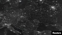NASA公布的欧洲夜间灯光分布卫星图显示俄罗斯空袭使乌克兰灯光明显减少。(2022年11月23日)
