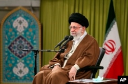 伊朗最高领导人哈梅内因在德黑兰举行的一个会议上讲话。(2022年11月26日)