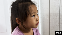 5岁的陈笑2022年夏天随父母偷渡美国。她告诉美国之音记者,翻越美墨边境墙时,如果抓不牢,“会死掉”。 (VOA)