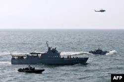 资料照:马来西亚海岸警卫队与日本海岸警卫队举行联合反海盗演习。(2007年2月2日)