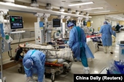资料照:北京朝阳医院的医护人员在疫情爆发期护理ICU的重症病人。(2022年12月27日)