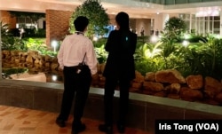 多名香港大学保安人员离远观察11月29日在校园内举行的“白纸示威”,未有即时报警处理 (美国之音/汤惠芸)