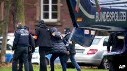 ဂျာမနီနိုင်ငံမှာ လက်နက်ကိုင်အာဏာသိမ်းဖို့ကြိုးစားနေကြောင်း သံသယနဲ့ လက်ယာစွန်းတဦးကို ဂျာမနီရဲတပ်ဖွဲ့ဝင်တွေကဖမ်းဆီးပြီး Karlsruhe မြို့ကို ရဟတ်ယာဉ်နဲ့ခေါ်ဆောင်လာစဉ်။ (ဒီဇင်ဘာ ၇၊ ၂၀၂၂)