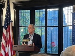 《中国即将崩溃》一书作者、美国专栏作家章家敦(Gordon Chang) 11月29日在世界政治研究所(IWP)举办的活动上讨论习近平带来的战争威胁。(美国之音记者薛小山拍摄)