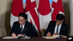 英国首相苏纳克(右)与日本首相岸田文雄在伦敦塔举行双边会议期间签署两国防务协议。(2023年1月11日)
