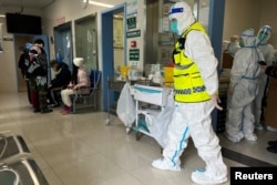 湖北省武汉同济医院内的保安在注视医护人员护理新冠病人。(2023年1月1日)