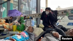 上海一家医院急诊室内收住的新冠病人。(2023年1月5日)