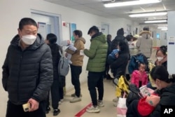 北京一所儿童医院里的病患和家属。(2022年12月14日)