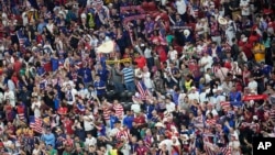 在卡塔尔世界杯足球赛美国队对英格兰队的比赛现场,美国球迷为美国队加油。(2022年11月25日)