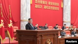 朝鲜领导人金正恩在平壤召开的朝鲜劳动党八届六中全会扩大大会上发表讲话。(2022年12月26日)