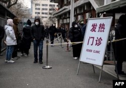 北京一家医院的发热门诊前市民在排队等候。(2022年12月9日)