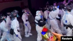 中国广东省广州市民举行反对政府防疫封控措施的抗议活动,大批身穿防护服的防暴警察走在广州街头。(2022年11月30日)