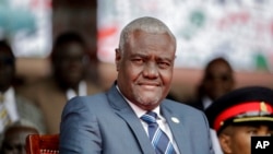 资料照 - 2022年9月12日,非洲联盟主席穆萨·法基在肯尼亚首都内罗毕参加肯尼亚新总统鲁托宣誓就职仪式。