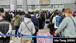 深圳湾口岸有大批旅客出境前往中国大陆,不过,南来北往的旅客都未用尽每日约6万个的出入境限额 (美国之音/汤惠芸)