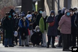 北京一所医院的发热门诊前大排长龙。(2022年12月11日)