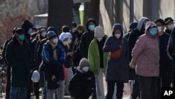 北京一所医院的发热门诊前大排长龙。(2022年12月11日)